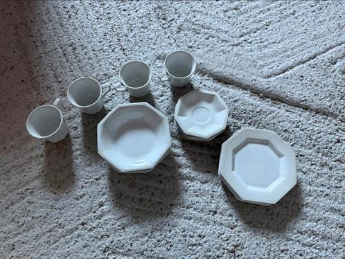 Elegant 4 delige serviesset in wit porselein., Antiek en Kunst, Antiek | Servies compleet, Ophalen