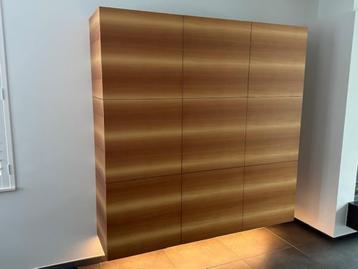 Mooie hangkast maatwerk in notelaar 180x180x45 & ledlicht beschikbaar voor biedingen