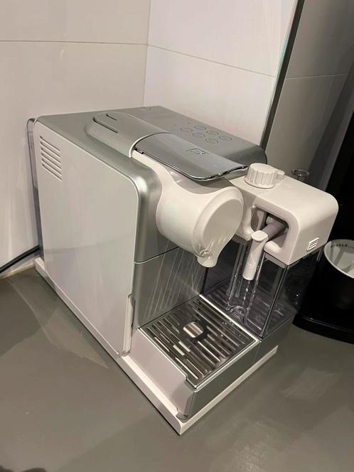 Machine à café Nespresso - Delonghi, Electroménager, Cafetières, Comme neuf, Dosettes et capsules de café, Réservoir d'eau amovible