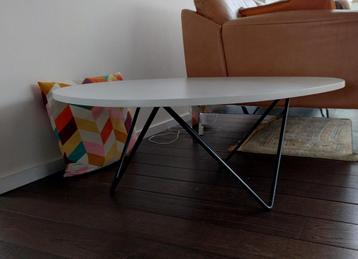 Salontafel met zwart gelakt onderstel en wit blad beschikbaar voor biedingen
