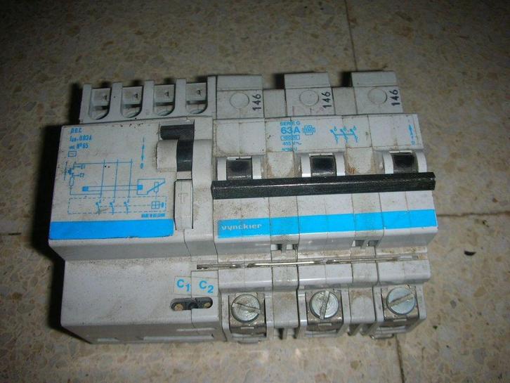 DHZ DIY materiaal aardlekschakelaars, Doe-het-zelf en Bouw, Elektriciteit en Kabels, Gebruikt, Ophalen of Verzenden