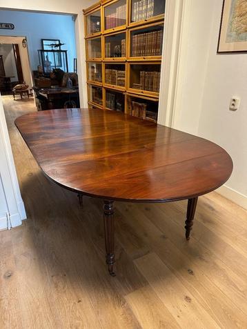 Grote antieke Franse tafel beschikbaar voor biedingen
