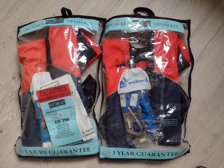 Deux gilets de sauvetage, Sports nautiques & Bateaux, Vêtements nautiques, Comme neuf, Enlèvement ou Envoi