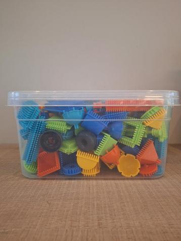 Doos vol nopperblokken beschikbaar voor biedingen