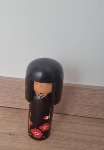 Leuke Crimson Blossom Kokeshi van Yukitsu-baki beschikbaar voor biedingen