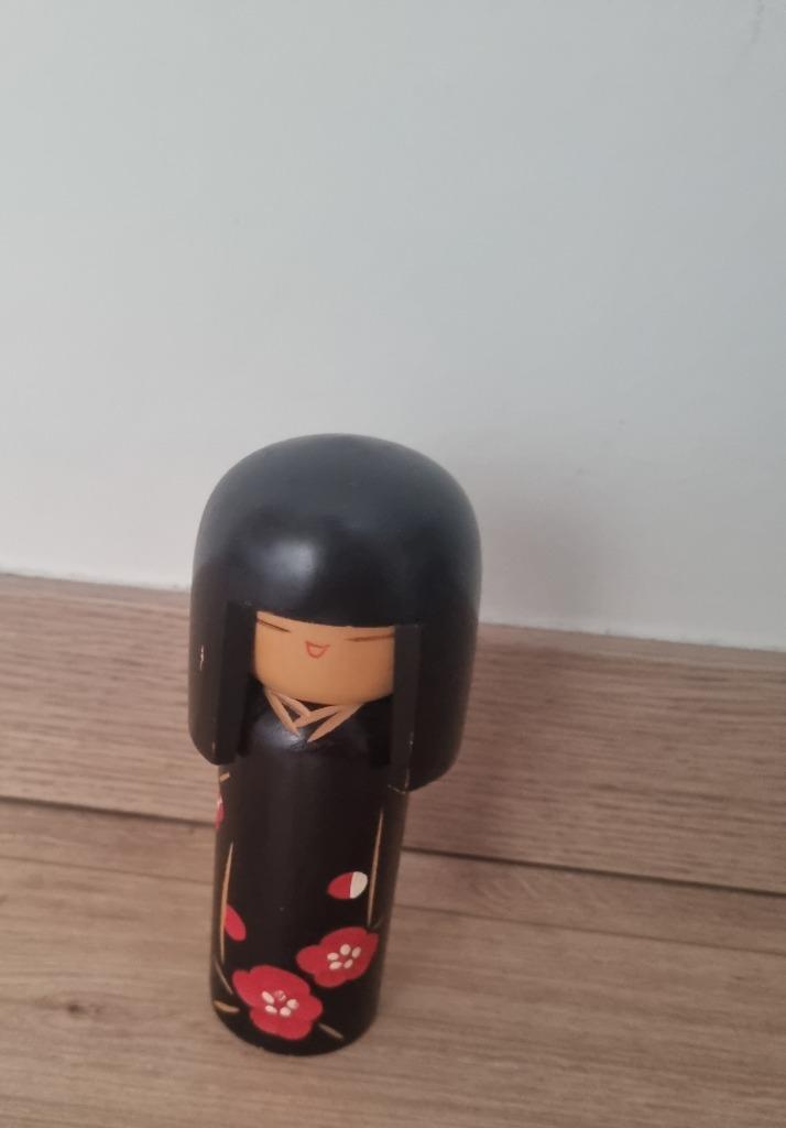 Leuke Crimson Blossom Kokeshi van Yukitsu-baki, Antiek en Kunst, Kunst | Beelden en Houtsnijwerken, Verzenden