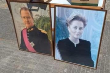 2 houten kaders met foto van Koning Albert en Koningin Paola beschikbaar voor biedingen