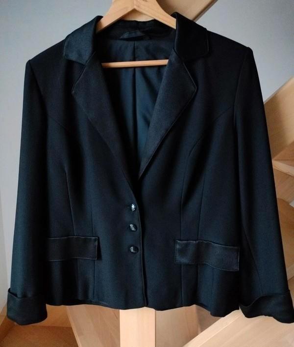Mooie korte blazer met satijnen kraag en sierzakjes 38/40, Vêtements | Femmes, Pulls & Gilets, Comme neuf, Taille 38/40 (M), Noir