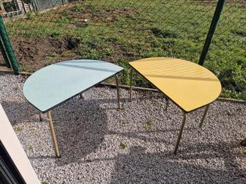 Tubax , halve maan formica tafels , 2 beschikbaar  beschikbaar voor biedingen
