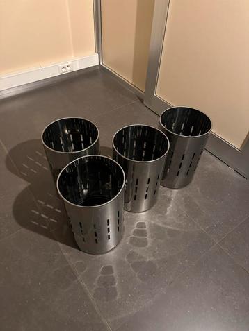 4 prullenbakken beschikbaar voor biedingen