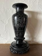 Egyptische vaas op houten Chinese onderzetter, Ophalen