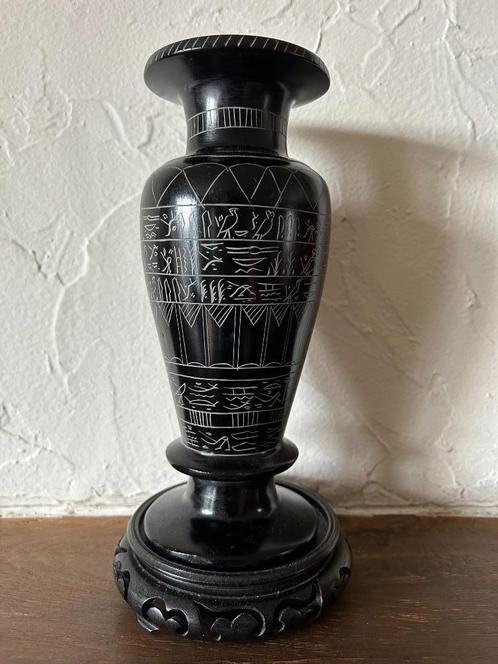 Egyptische vaas op houten Chinese onderzetter, Antiek en Kunst, Kunst | Niet-Westerse kunst, Ophalen