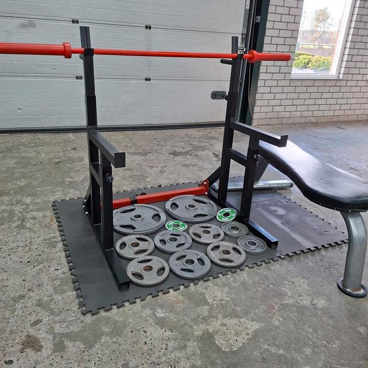 Squat Rack met lifemaxx bench + Olympische Gewichten Set, Sport en Fitness, Fitnessmaterialen, Zo goed als nieuw, Ophalen