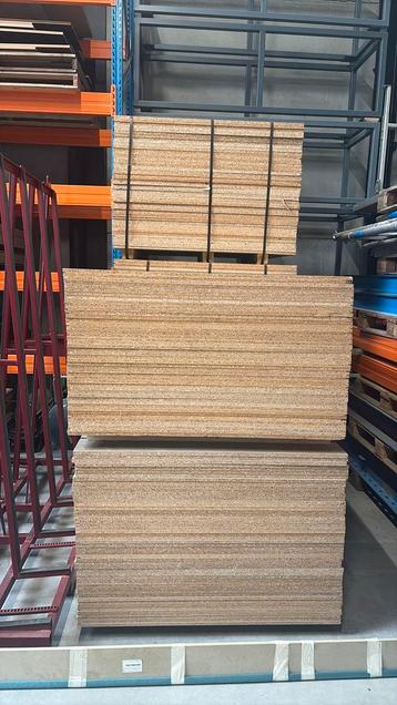 Spaanplaat 16mm 122x122cm beschikbaar voor biedingen