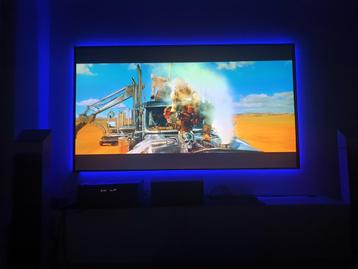 4k-projector + projectiescherm + AMBILIGHT-synchronisatie  beschikbaar voor biedingen