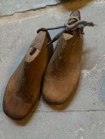 Oude houten kinderschoenmallen beschikbaar voor biedingen