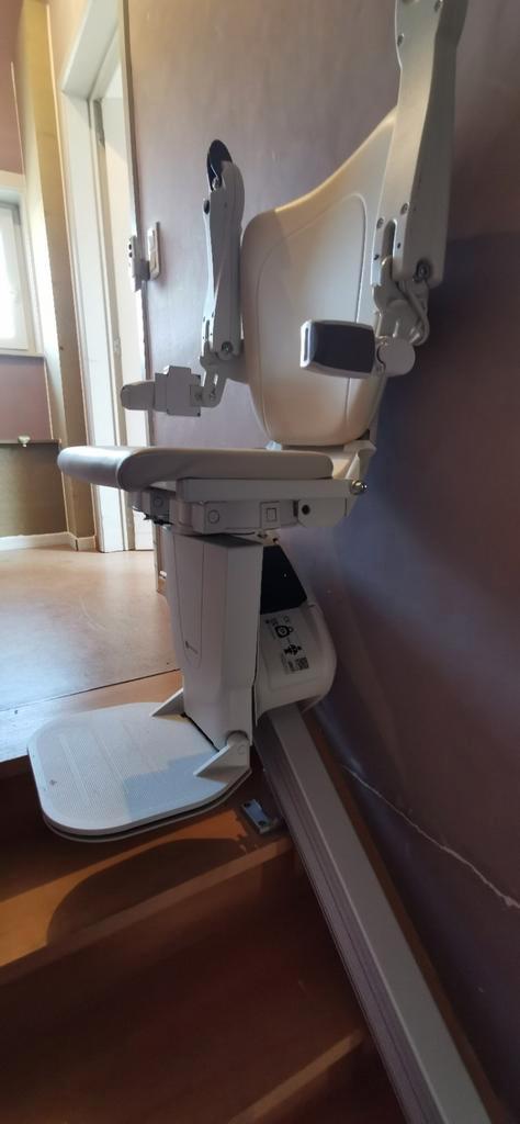 Handicare 1100 traplift bj 2023 voor rechte trap, Diversen, Trapliften, Zo goed als nieuw, Ophalen