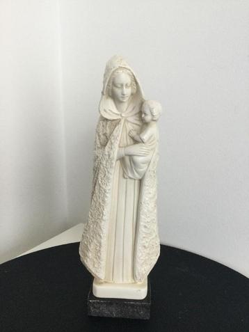 Standbeeld van Madonna en Kind  beschikbaar voor biedingen