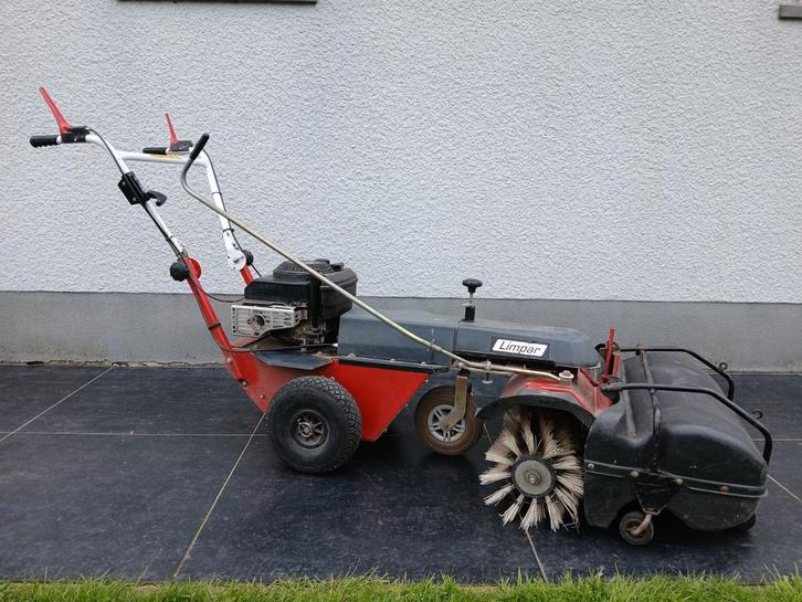 TE HUUR Limpar borstelmachine benzine met opvangbak, Tuin en Terras, Veegmachines, Gebruikt, Ophalen of Verzenden
