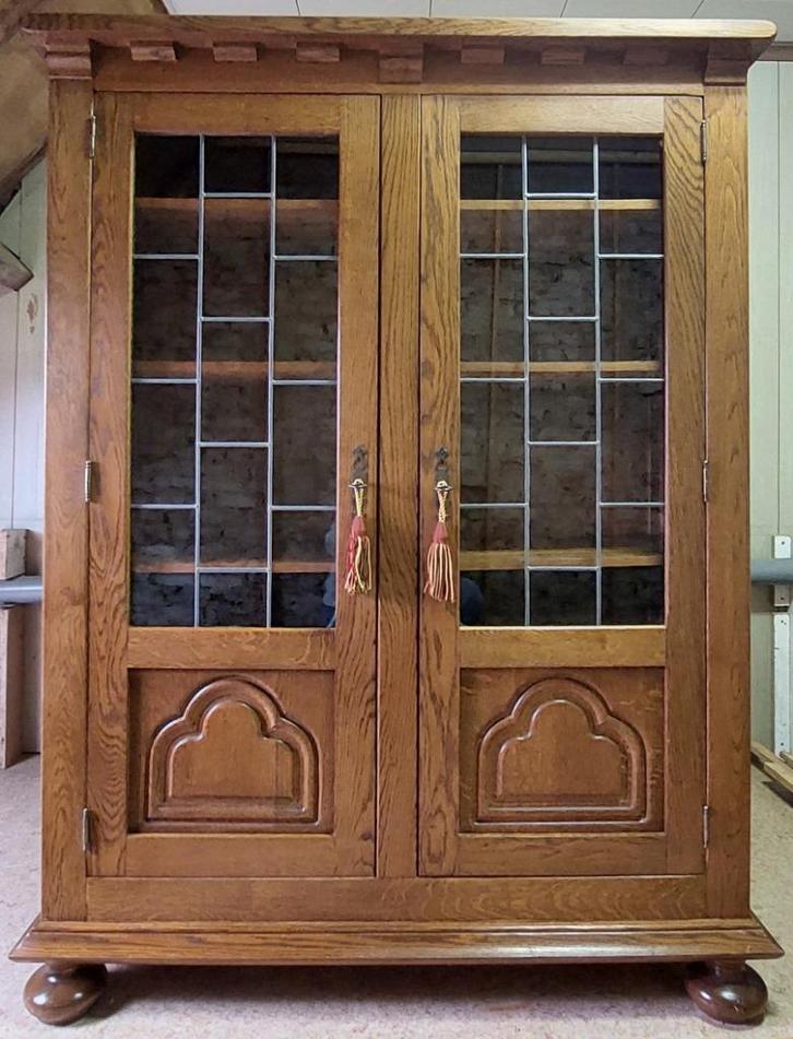 Massief eiken kast met glas in lood ramen - € 1.450, Antiek en Kunst, Antiek | Meubels | Kasten, Ophalen