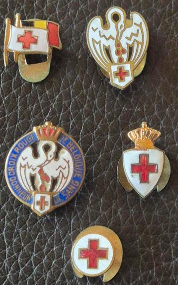 VINTAGE EMAIL RODE KRUIS BUTTONS jaren 40 beschikbaar voor biedingen