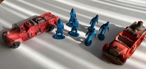 Betrouwbare brandweerman en brandweerwagen uit de jaren 50, Hobby en Vrije tijd, Modelauto's | Overige schalen, Gebruikt, Bus of Vrachtwagen
