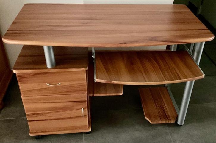 Bureau met gratis staande bureaulamp, Huis en Inrichting, Bureaus, Zo goed als nieuw, Bureau, Ophalen