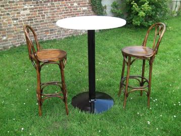 Table haute et 2  chaises THONET