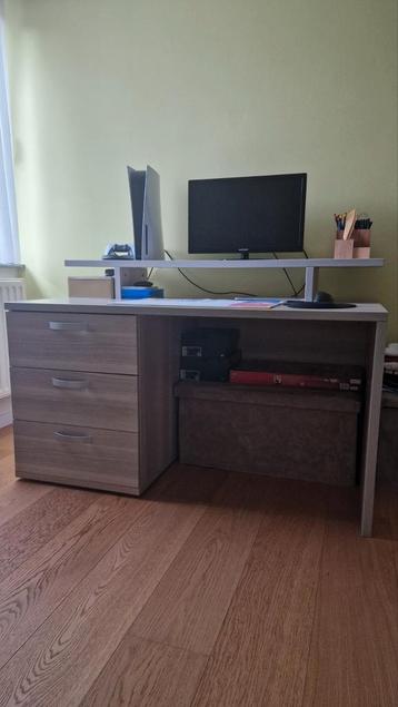 Buraeu tafel in goede staat
Met 3 schuifdeur beschikbaar voor biedingen