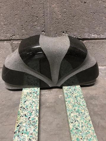 Nieuw ovalen sierobject in Marlin graniet gepolijst . beschikbaar voor biedingen