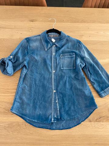 Licht jeanshemdje nieuw beschikbaar voor biedingen