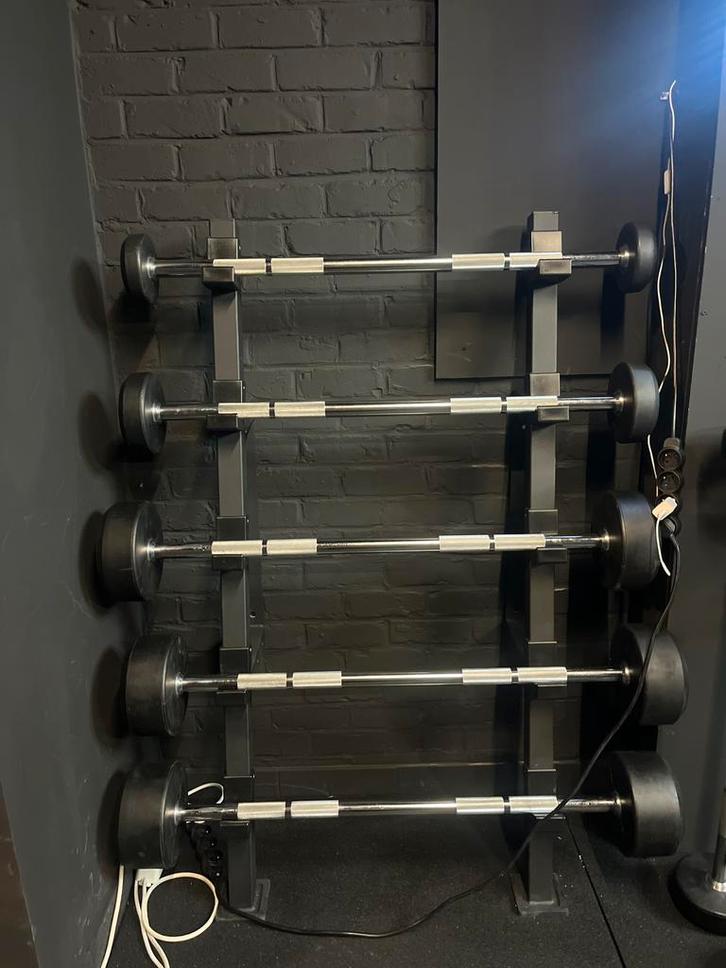 Vaste barbells set met staander(s), Sport en Fitness, Fitnessmaterialen, Zo goed als nieuw, Halterstangen, Ophalen