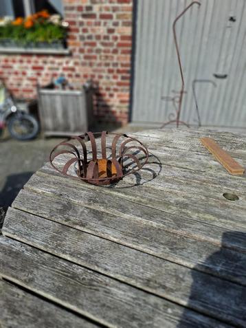 metalen bloemenhouder beschikbaar voor biedingen