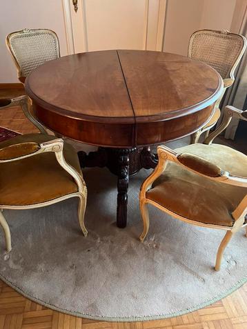 Ronde tafel + 4 zeteltjes  beschikbaar voor biedingen