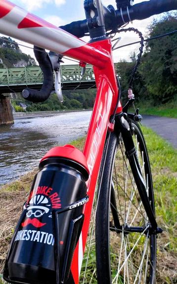 Vélo course taille M état impecc disponible aux enchères