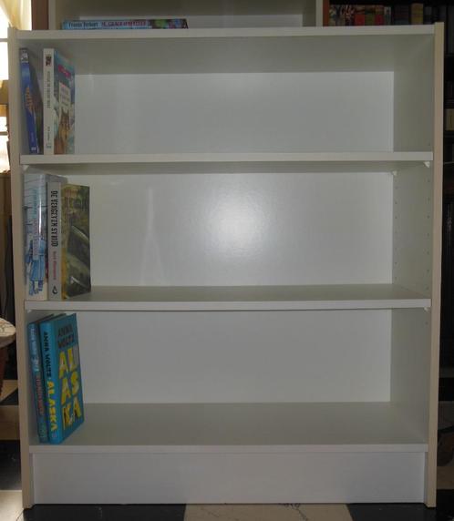 Lage witte boekenkast - hoogte 85.5 cm, Huis en Inrichting, Kasten | Boekenkasten, Gebruikt, 50 tot 100 cm, Minder dan 100 cm
