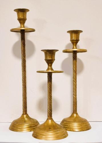 Koperen kandelaars met getorste steel. beschikbaar voor biedingen