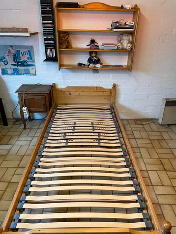 1 persoonsbed met lattoflex, matras en bijbehorend boekenrek beschikbaar voor biedingen