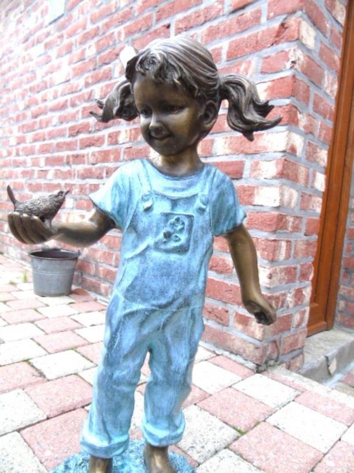 Meisje met een vogel in de hand in gepatineerd brons., Tuin en Terras, Tuinwanddecoratie, Nieuw, Ophalen