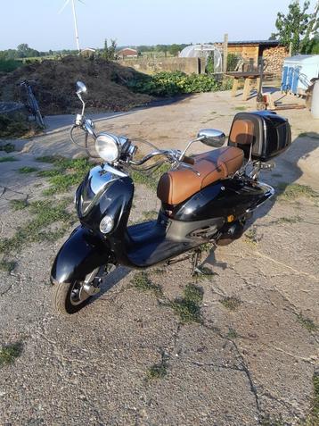 Znen vespa model 125cc beschikbaar voor biedingen