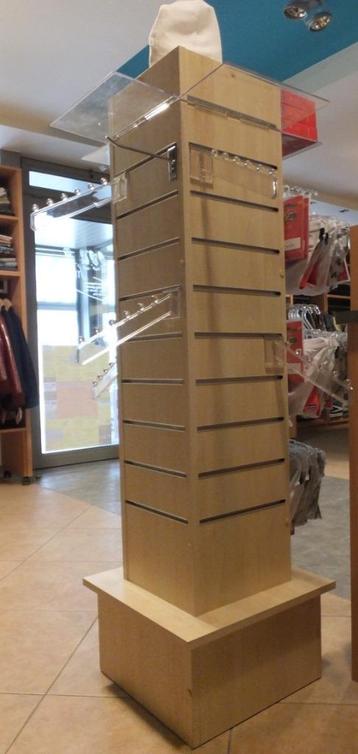 presentatiemeubel, rondom legplankjes en haakjes beschikbaar voor biedingen