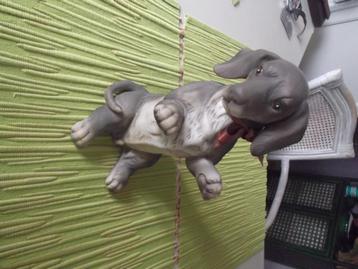 Stenen hond beschikbaar voor biedingen