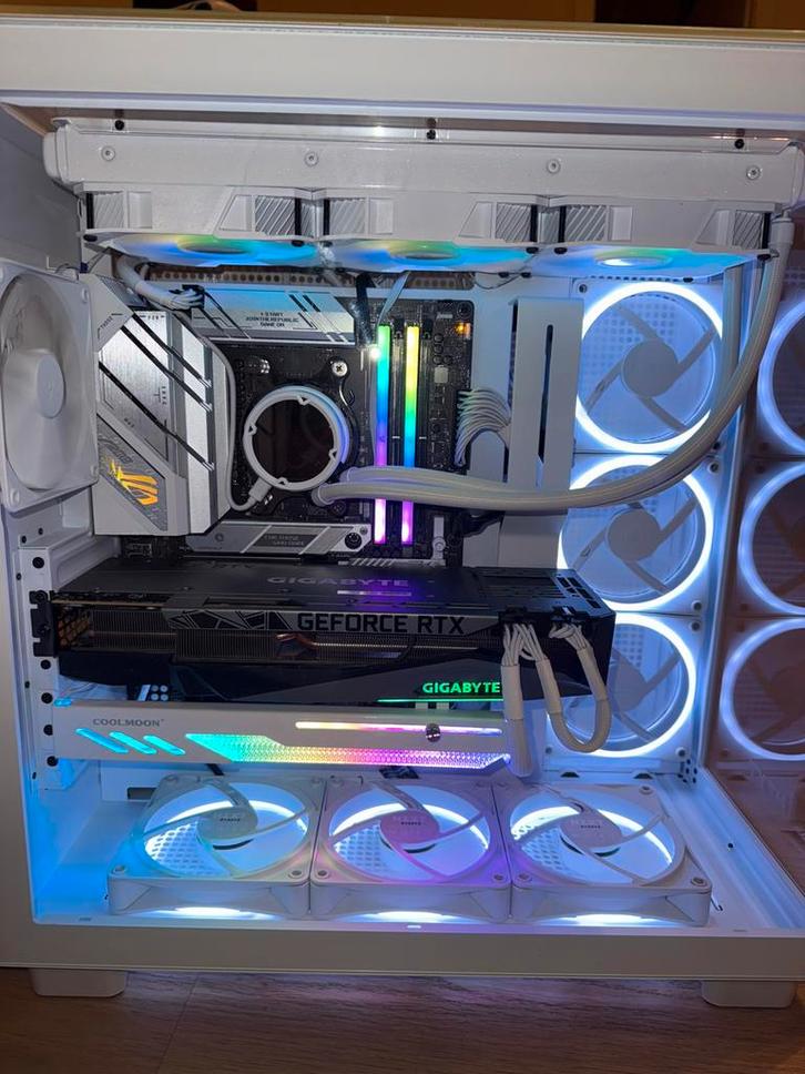 Hoogwaardige gaming-pc, Computers en Software, Desktop Pc's, Zo goed als nieuw, 4 Ghz of meer, SSD, 32 GB, Met videokaart, Met monitor