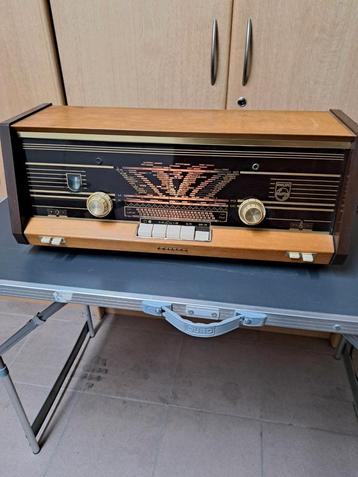 Oude radio Philips  beschikbaar voor biedingen