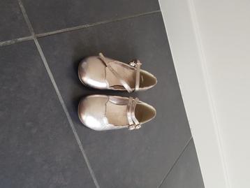 Schoenen kinderen beschikbaar voor biedingen