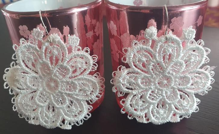 Kanten oorbellen (5,4 cm x 5,4 cm), Handtassen en Accessoires, Oorbellen, Nieuw, Hangers, Wit, Ophalen of Verzenden