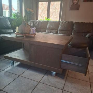 Salon tafel beschikbaar voor biedingen