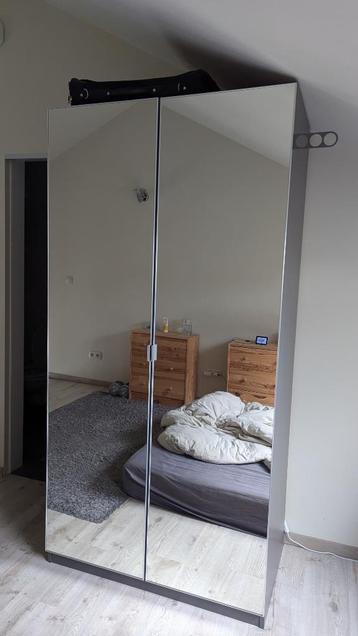 Kleerkast IKEA PAX met spiegelglas deur en verlichting beschikbaar voor biedingen