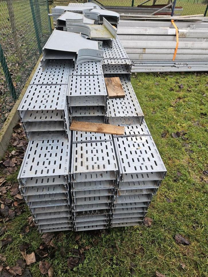 Lot gegalvaniseerde geperforeerde kabelgoten – merk Vangeel, Doe-het-zelf en Bouw, Elektriciteit en Kabels, Zo goed als nieuw