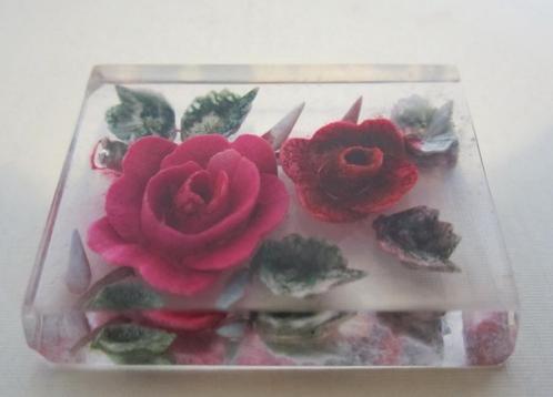 Antieke Art deco broche lucite geen bakeliet roosjes, Handtassen en Accessoires, Antieke sieraden, Broche, Overige materialen